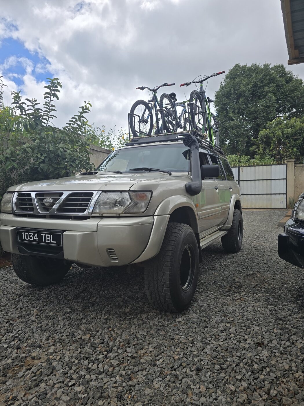 4WD Mada support vehicle equipped to transport mountain bikes
