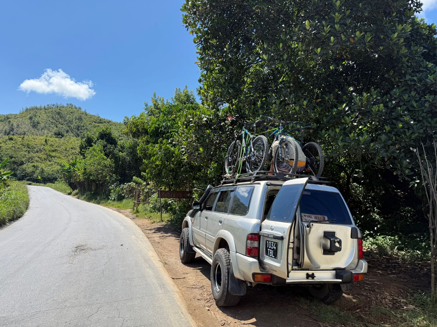 4WD Mada cycling support vehicle on a remote road